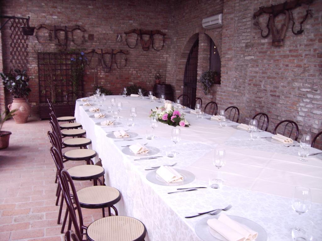 Agriturismo-R&B Corte Dei Gioghi Ferrara Bagian luar foto