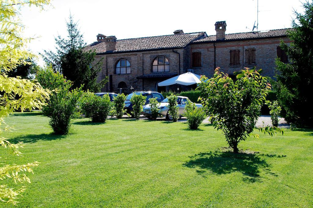Agriturismo-R&B Corte Dei Gioghi Ferrara Bagian luar foto