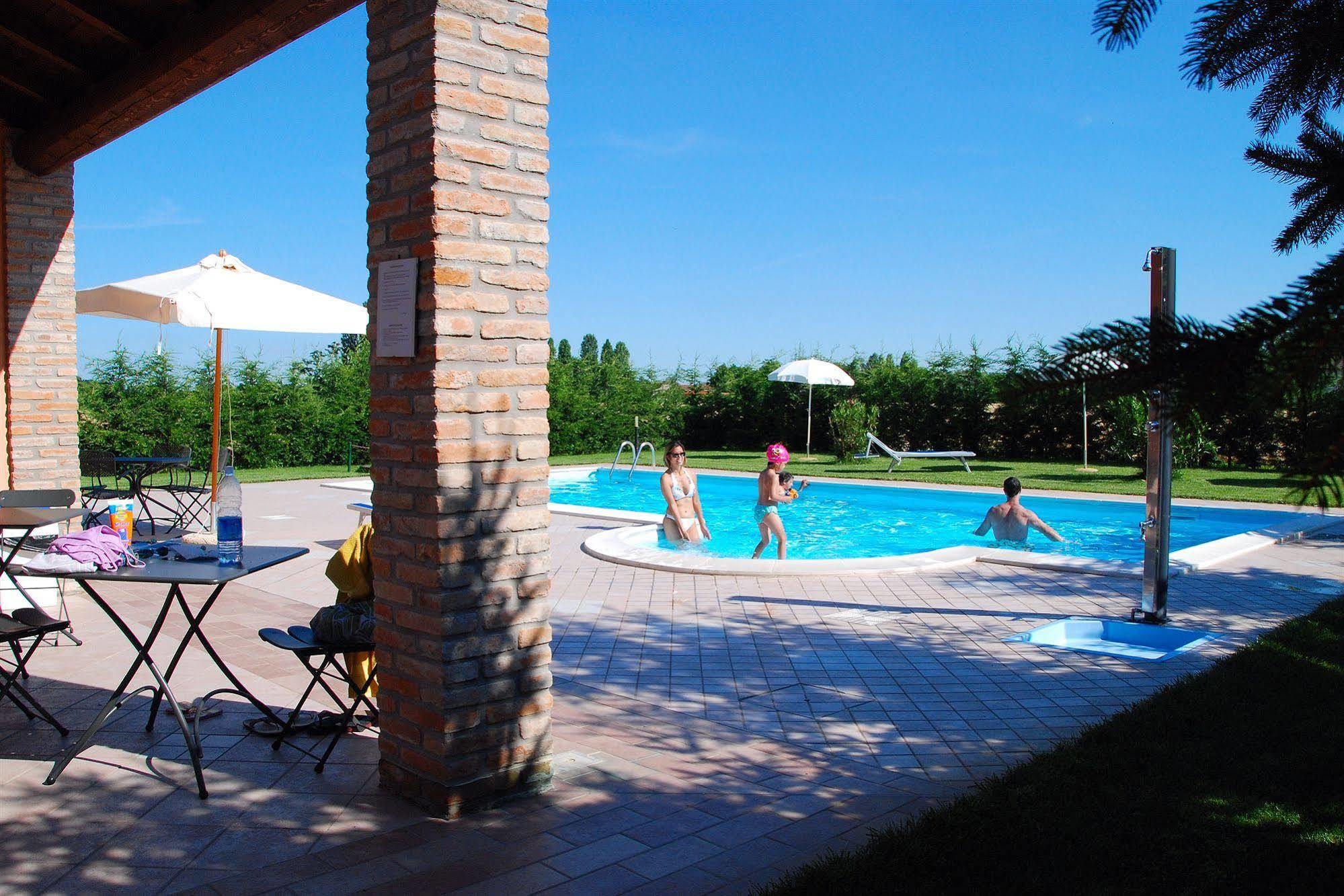 Agriturismo-R&B Corte Dei Gioghi Ferrara Bagian luar foto