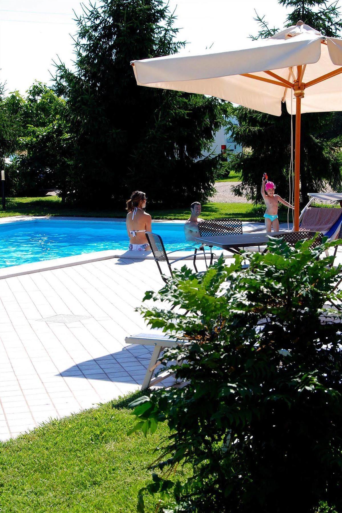 Agriturismo-R&B Corte Dei Gioghi Ferrara Bagian luar foto