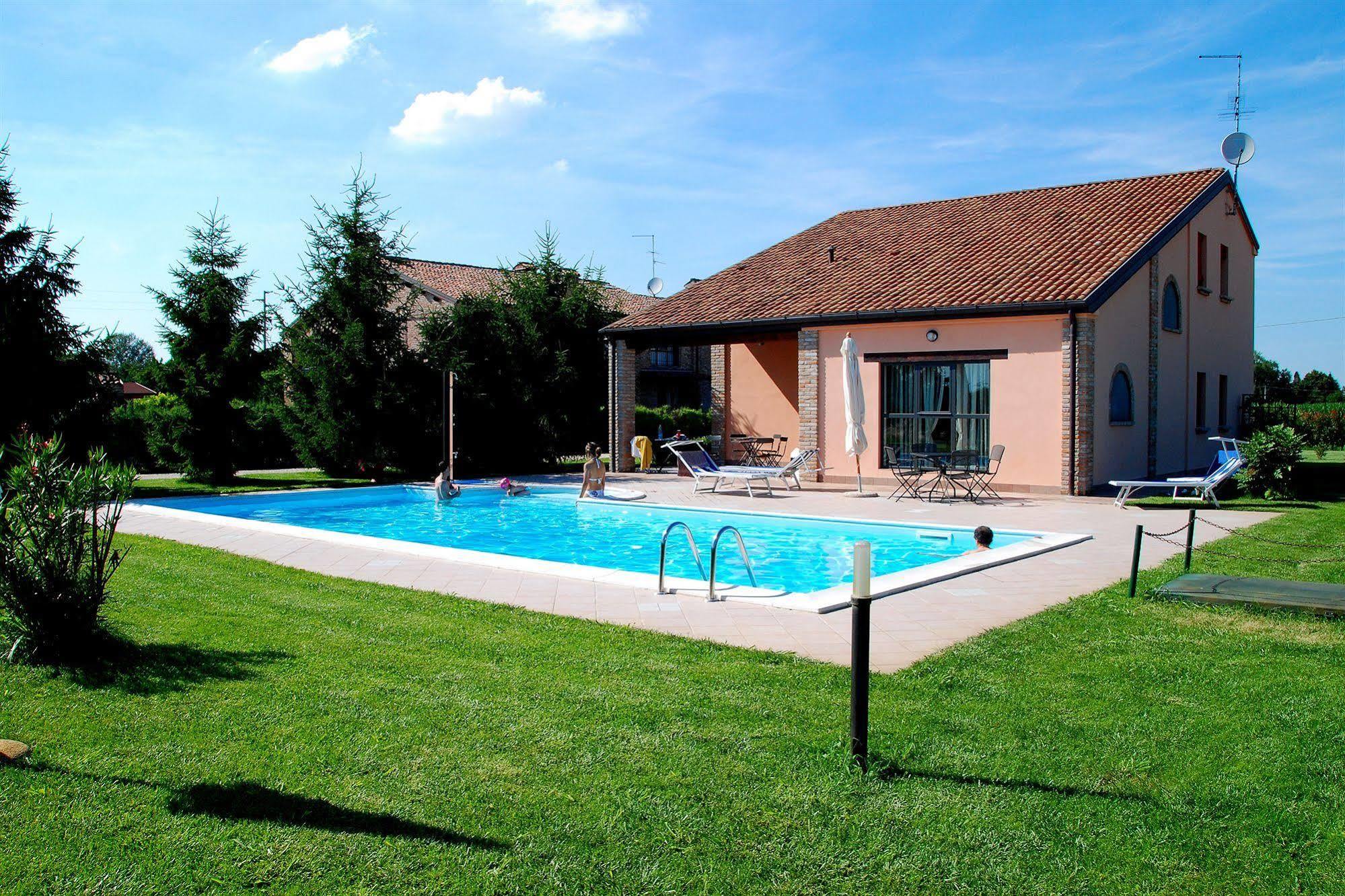Agriturismo-R&B Corte Dei Gioghi Ferrara Bagian luar foto