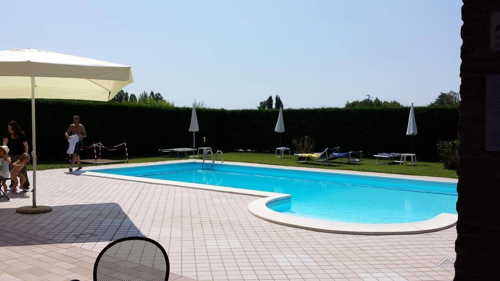 Agriturismo-R&B Corte Dei Gioghi Ferrara Bagian luar foto