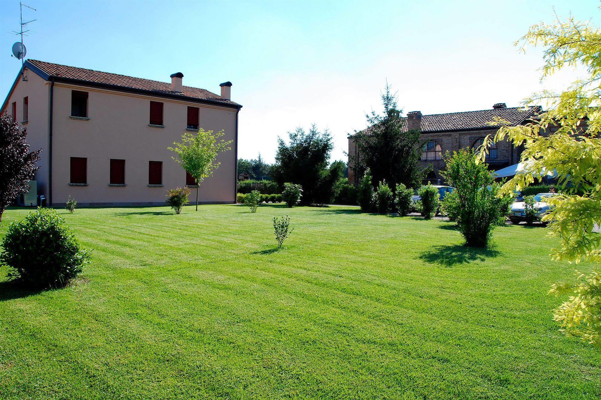 Agriturismo-R&B Corte Dei Gioghi Ferrara Bagian luar foto